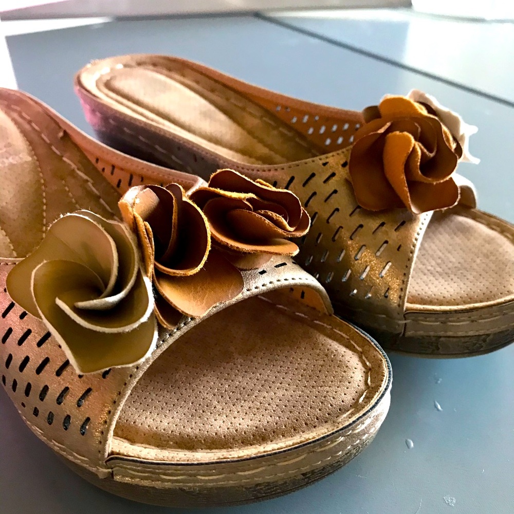 ⭐️C.C new comfy Sandals ⭐️